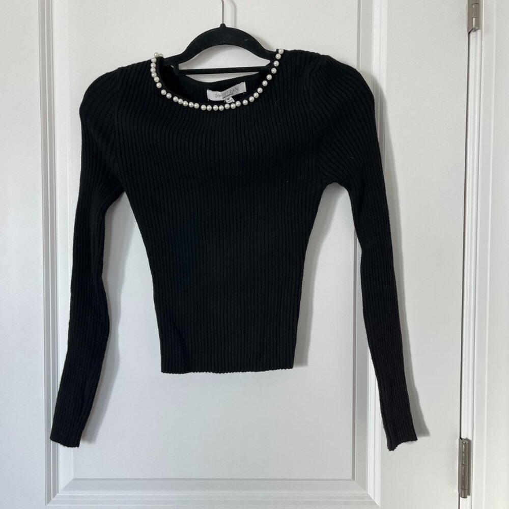 Sweet Rain Medium Black Long Sleeve Ribbed Sweater with Pearl Neckline